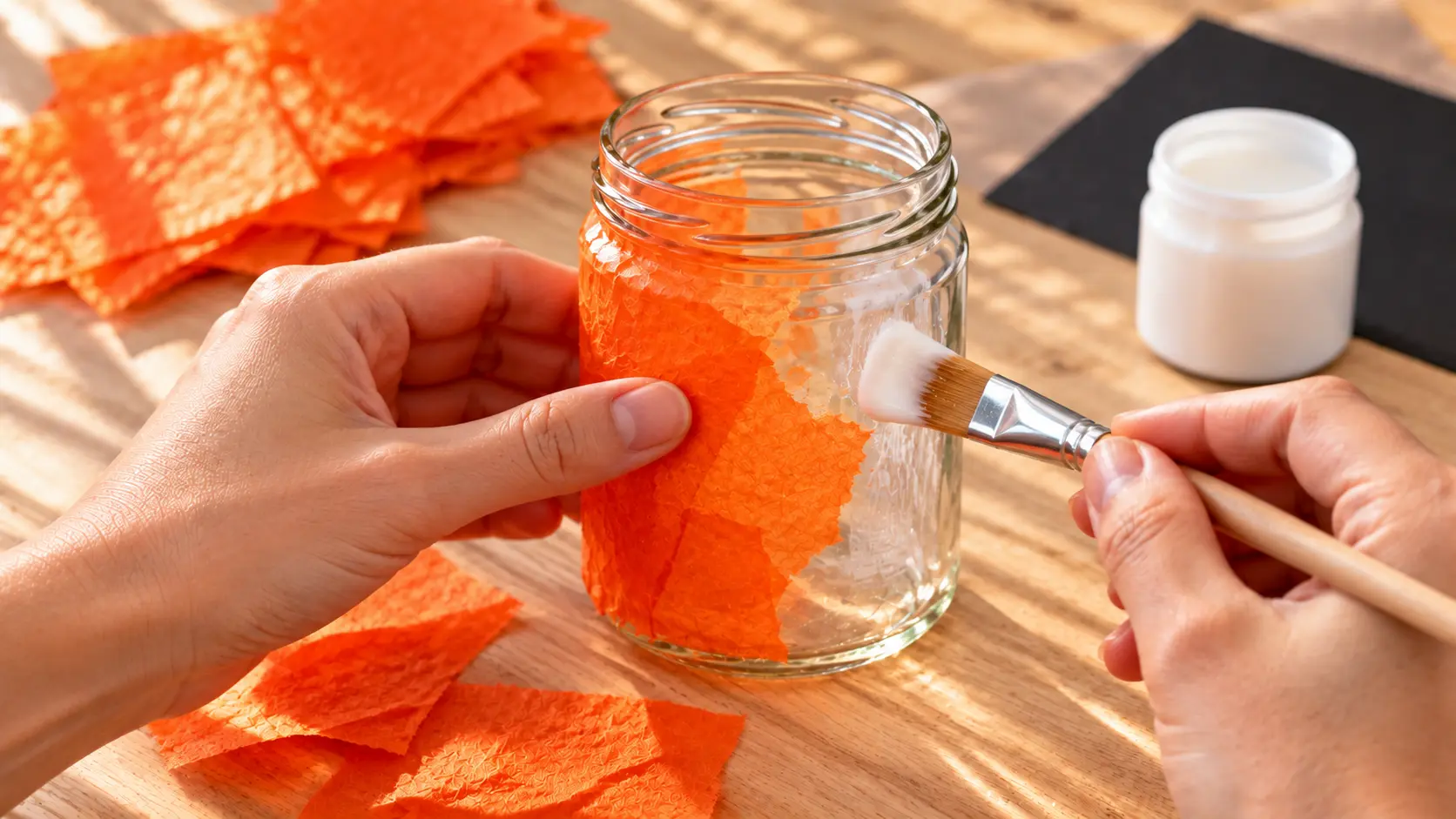 Papier de soie orange posé sur l’extérieur du même bocal
