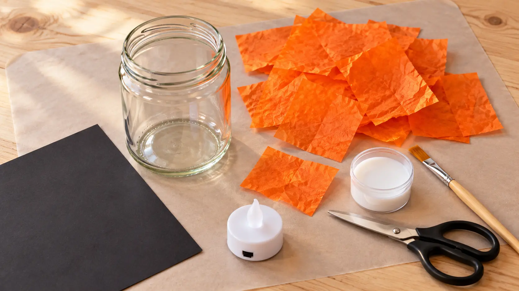 Bocal propre, papier de soie orange et petite lumière LED