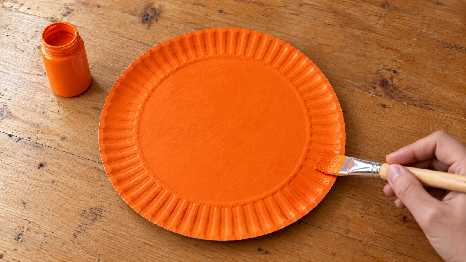 Assiette en carton entièrement colorée en orange avant la découpe des yeux