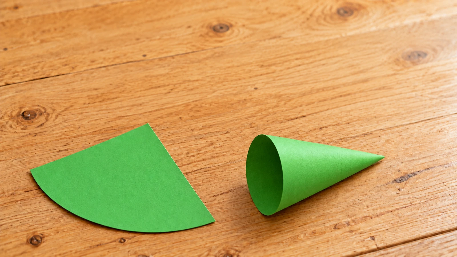 Secteur vert plat à gauche et cône vert formé à droite