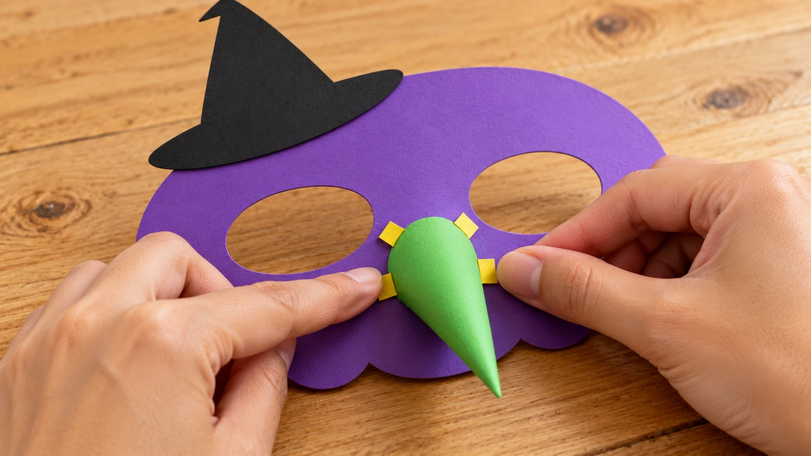 Nez vert en relief fixé entre les yeux du masque violet