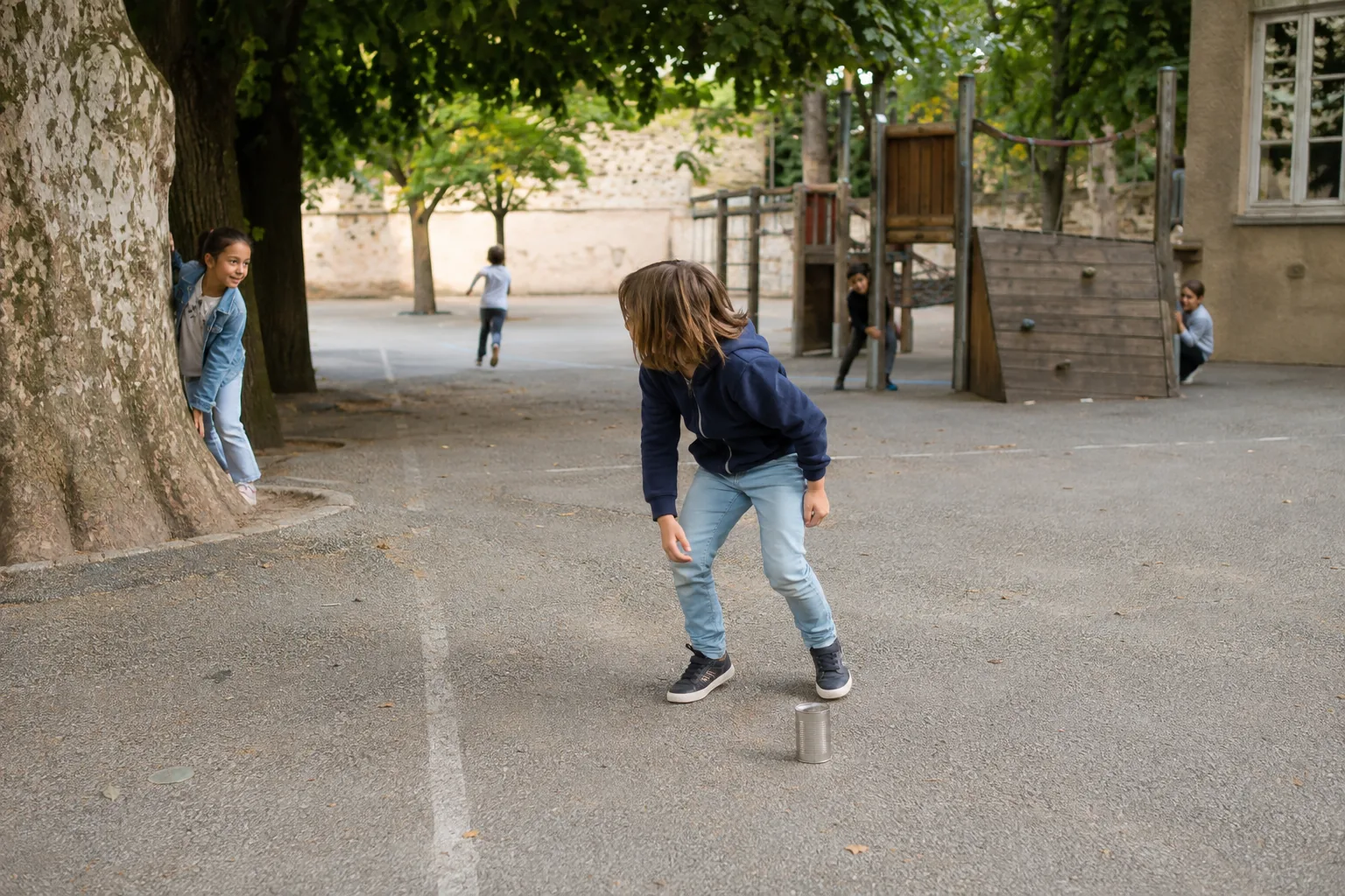 Enfants qui jouent à la Gamelle autour d’un repère central