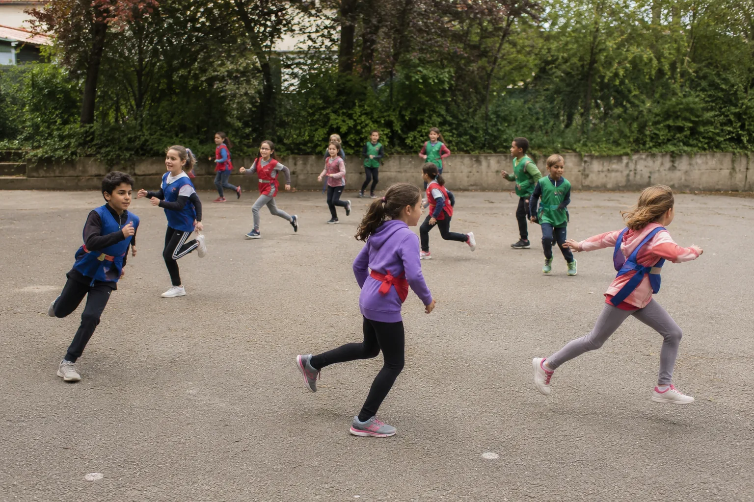 Enfants répartis en trois équipes pendant Poule Renard Vipère