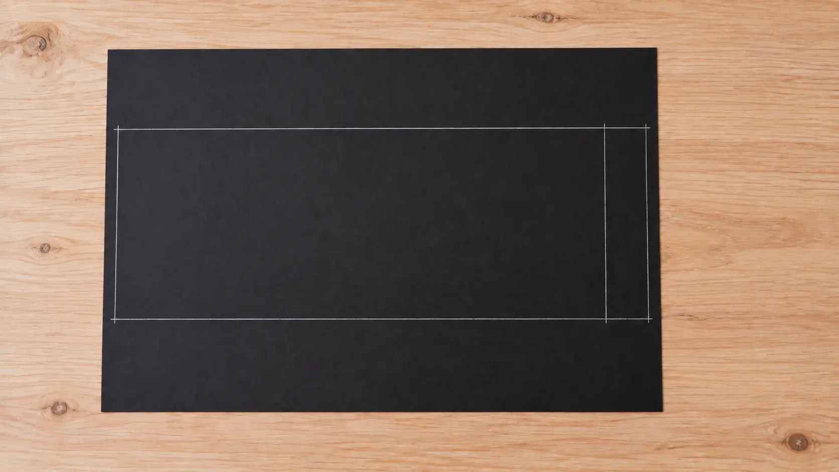 Bande noire de 27 × 16 cm prolongée par une languette de 2 cm