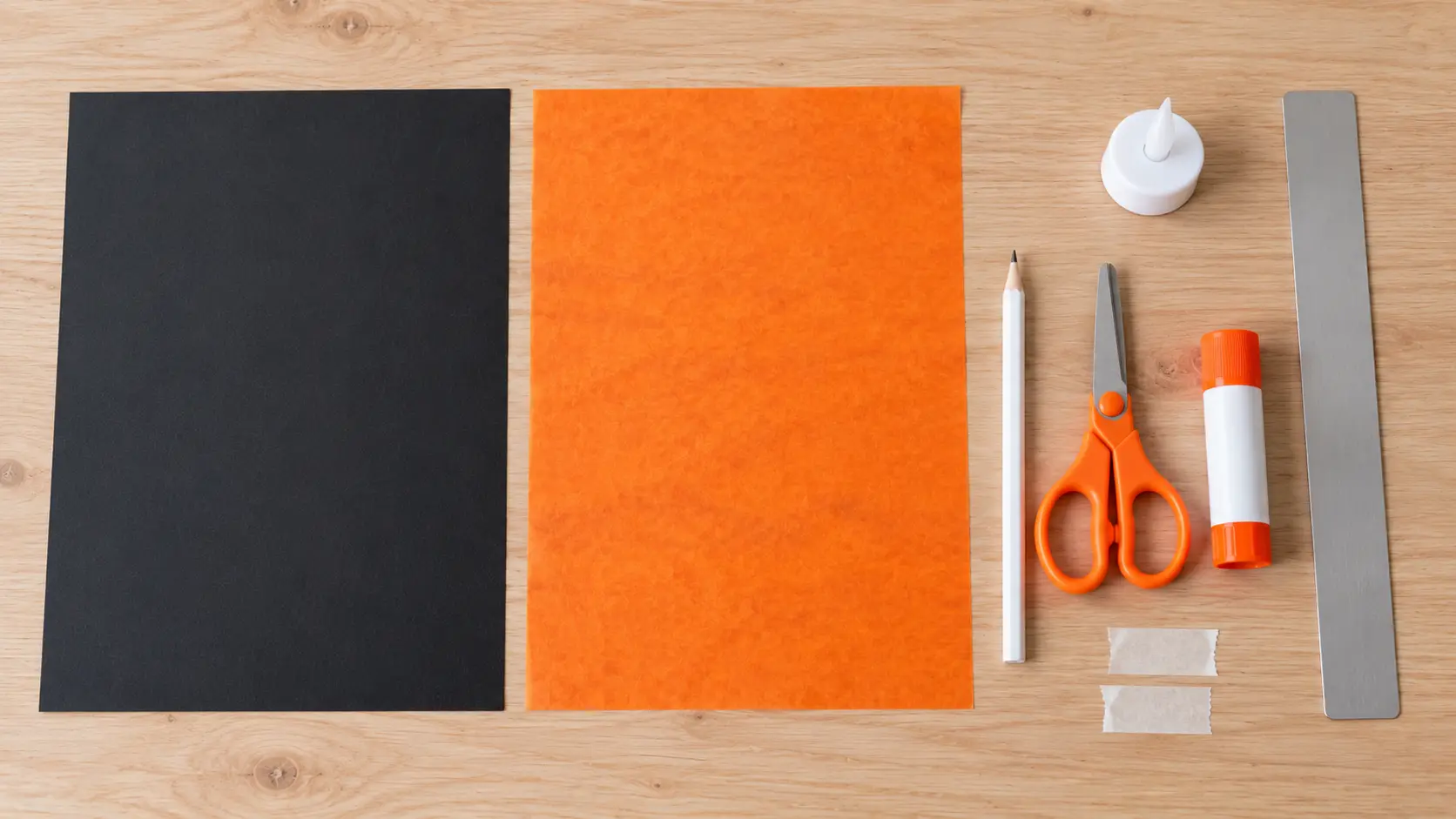 Carton noir, calque orange et lampe LED nécessaires au photophore