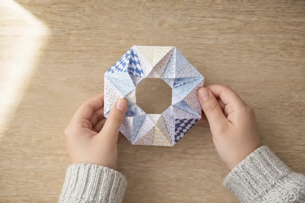 Construire un kaléidocycle en papier à motifs géométriques