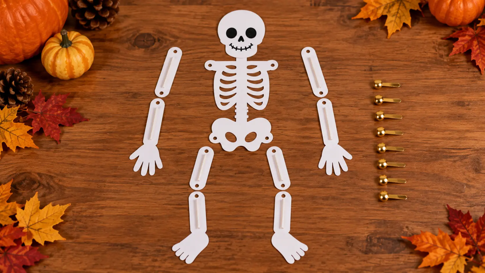 Préparer exactement huit pivots pour fabriquer Squelette articulé Halloween en pailles : huit vraies articulations