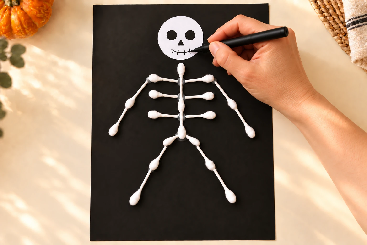 Squelette Halloween terminé avec visage et os collés sur papier bleu foncé