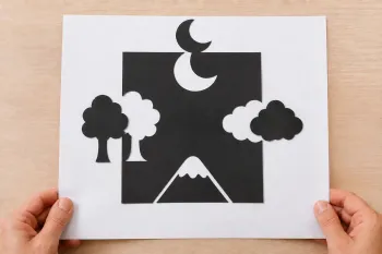 Réaliser un paysage en papier découpé selon l'art japonais du notan