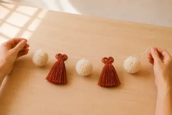Guirlande de pompons et tassels : décoration DIY