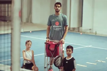 Tennis enfant : à quel âge commencer les cours ?