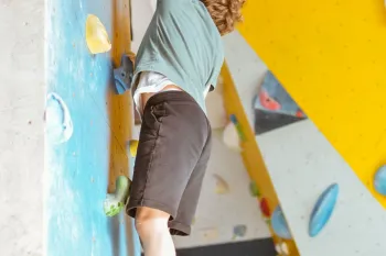 Premier cours d’escalade enfant : équipement et déroulement