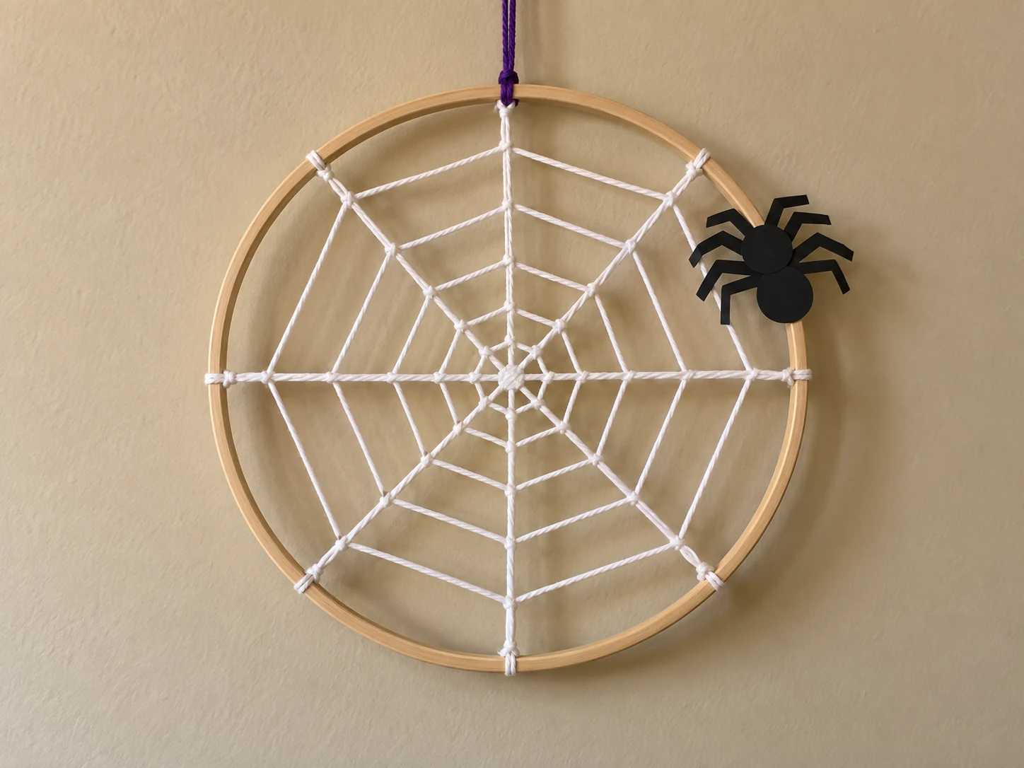 Toile d’araignée en ficelle finie sur un cerceau