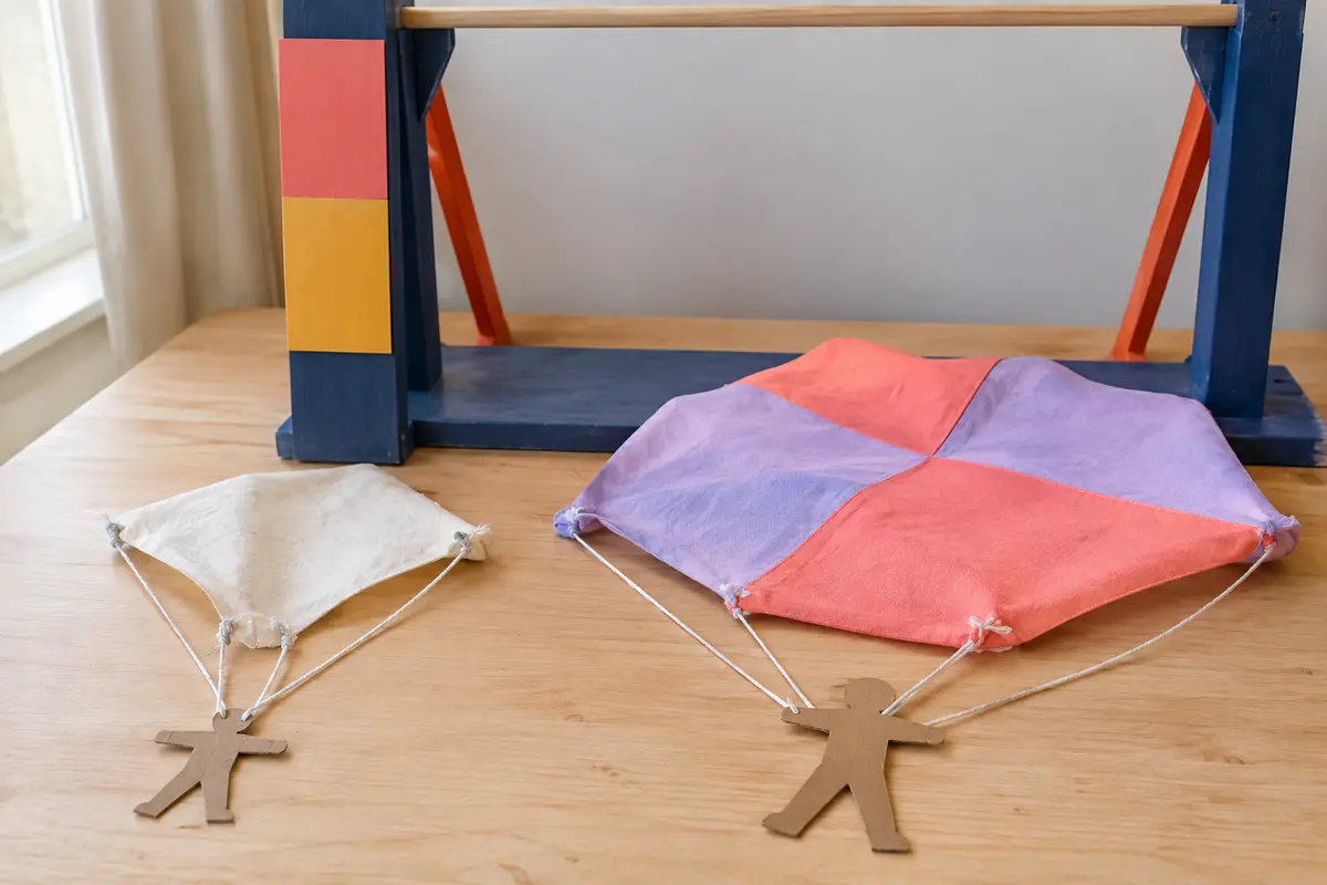 Défi STEM enfant le parachute à deux voiles construit avec du matériel simple