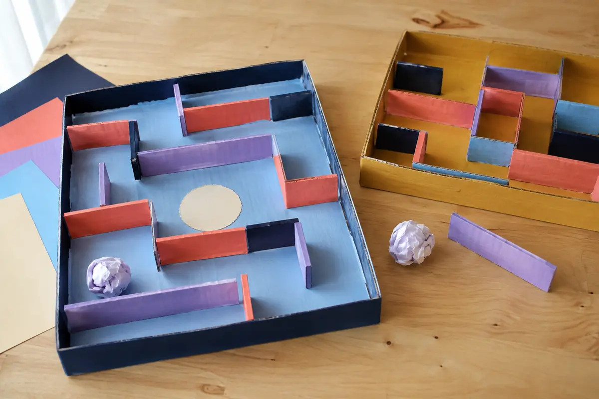 Défi STEM enfant le labyrinthe à bille de papier construit avec du matériel simple