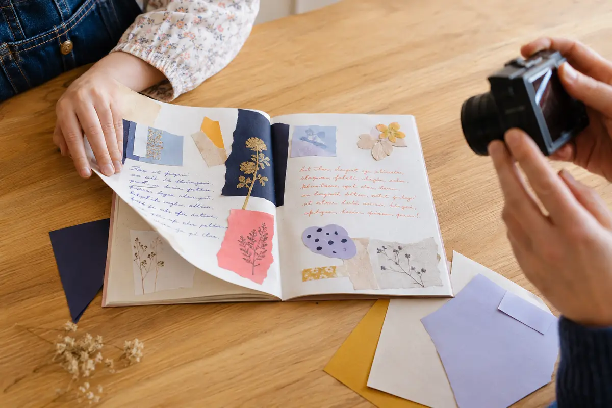 Carnet partagé ouvert avec dessins collages et questions écrites par deux enfants