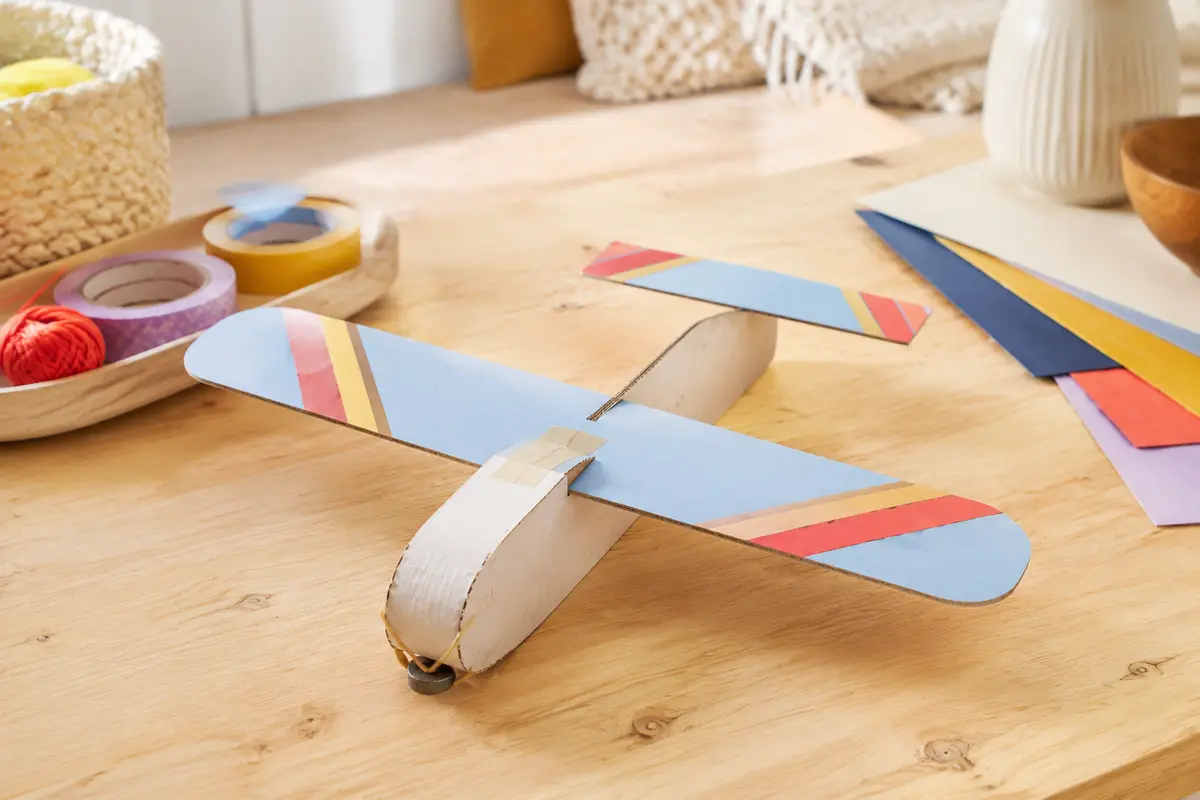 Mini-planeur fabriqué dans du carton fin avec aile traversante et nez arrondi