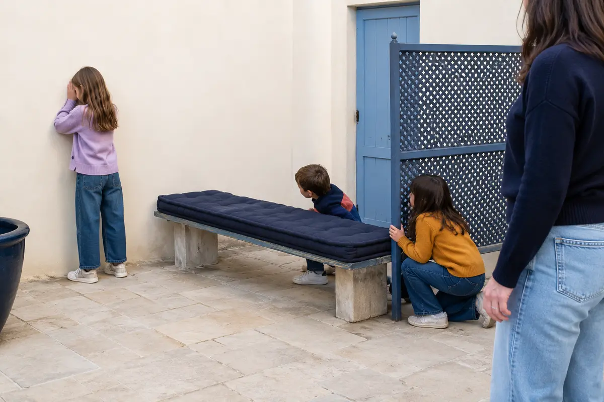 Enfants jouant à cache-cache dans un jardin sécurisé avec zones visibles