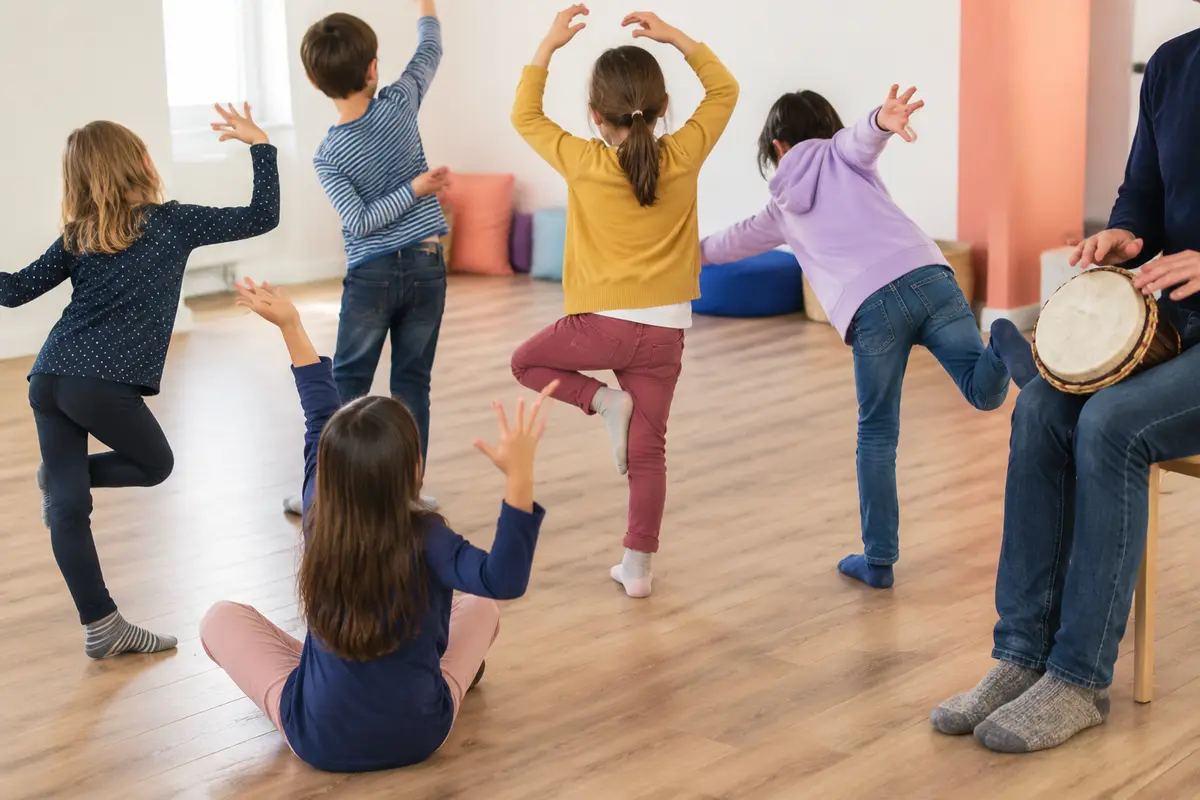 Enfants immobiles dans des poses amusantes pendant un jeu des statues