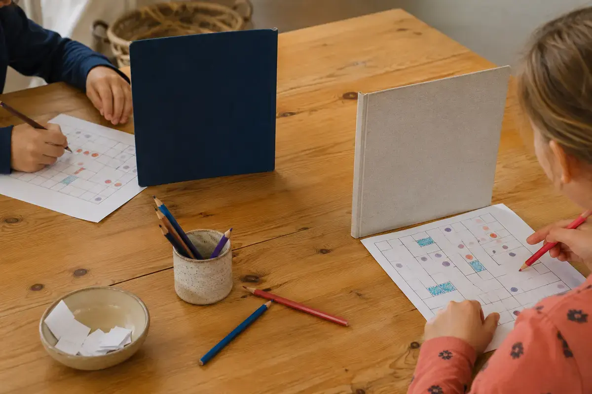 Rituel familial gratuit avec dessins partagés et papiers tirés au sort autour d’une table