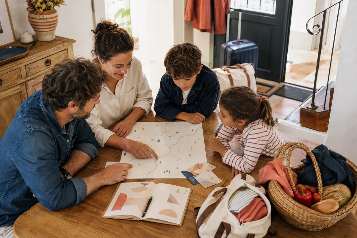 Préparation d’un week-end famille avec carte train marché local nuit ailleurs et carnet