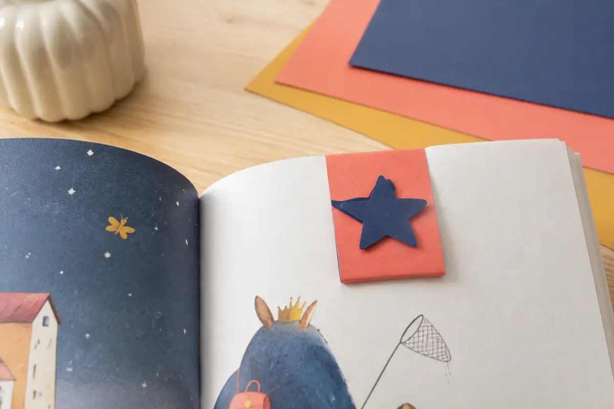 Marque-page magnétique en papier épais replié sur une page de livre