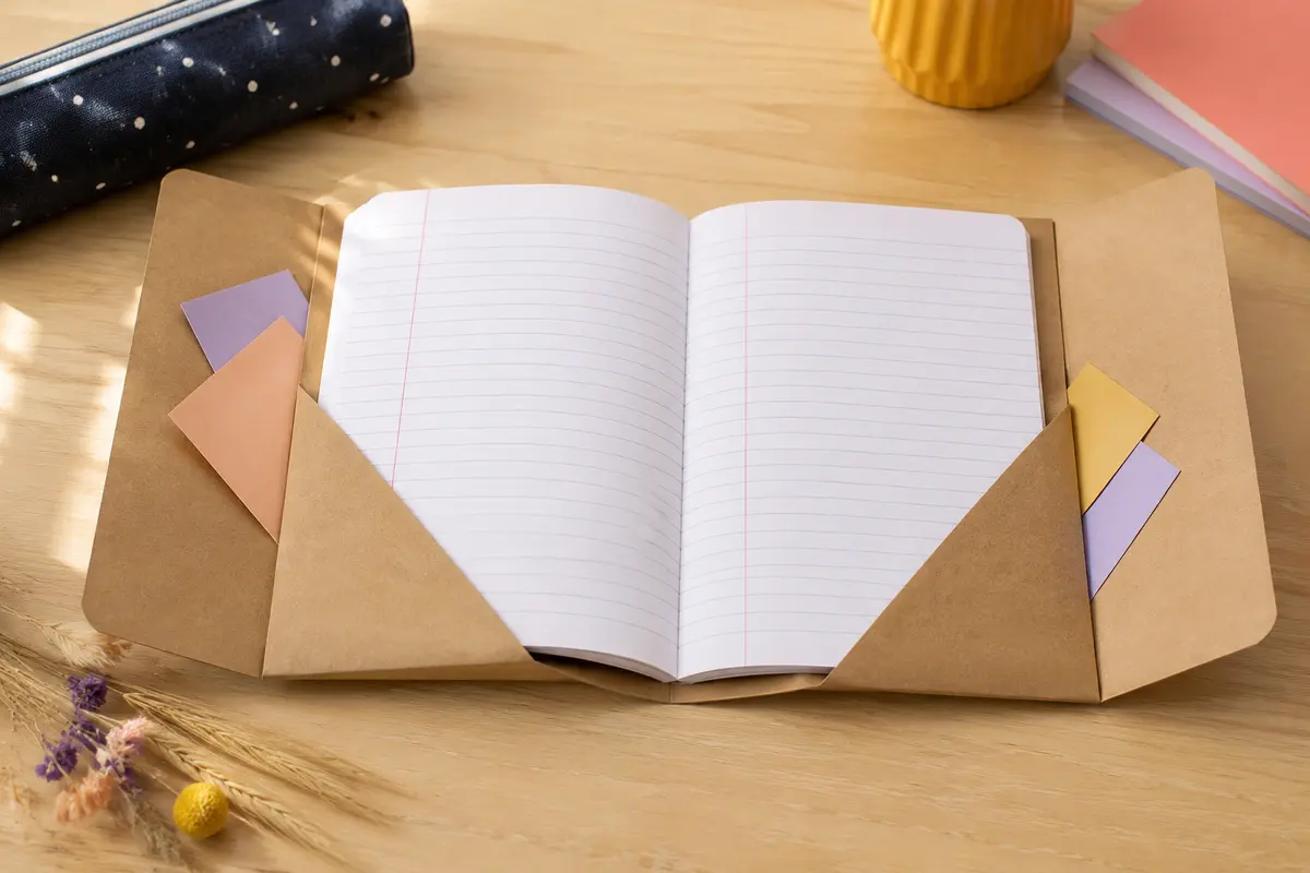 Protège-cahier en papier kraft décoré avec rabats intérieurs formant deux pochettes