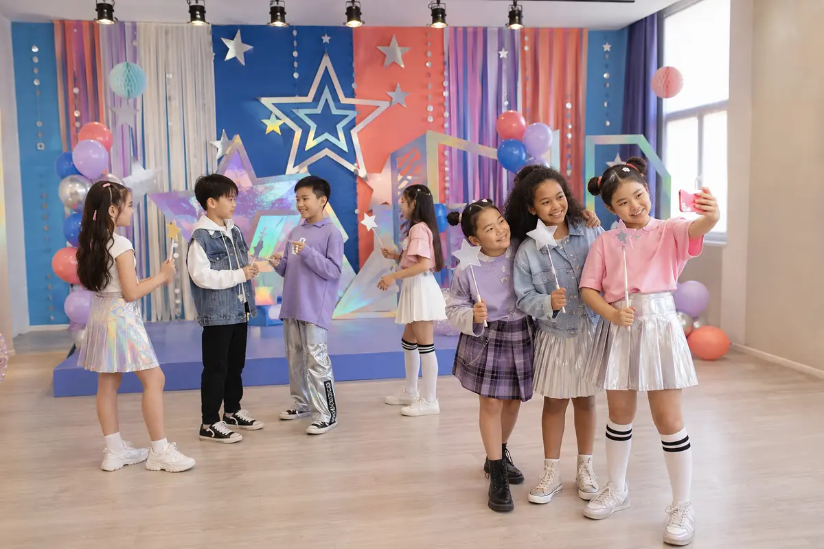 Anniversaire K-pop enfant générique avec scène colorée étoiles accessoires photo et groupe d’enfants sans franchise