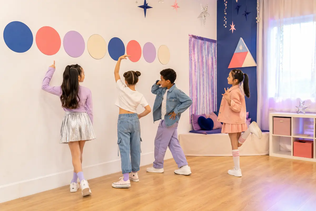 Petit groupe inventant une chorégraphie originale de huit temps pour anniversaire K-pop enfant