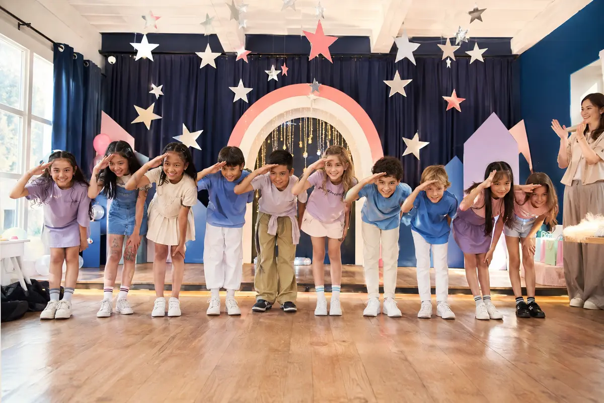 Final anniversaire K-pop enfant avec salut collectif chorégraphie originale et étoiles en papier