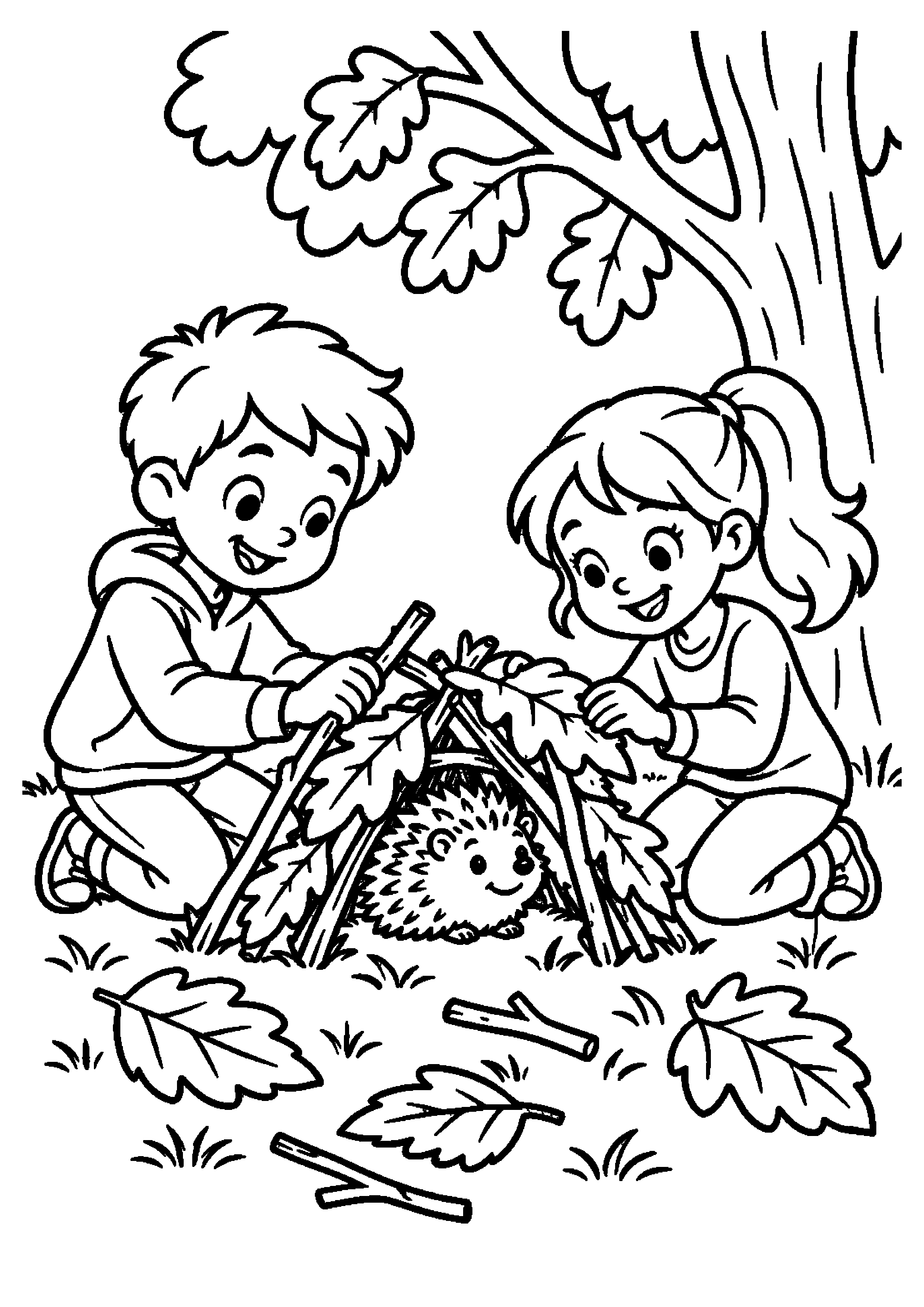 Deux enfants construisant un petit abri de feuilles pour un hérisson