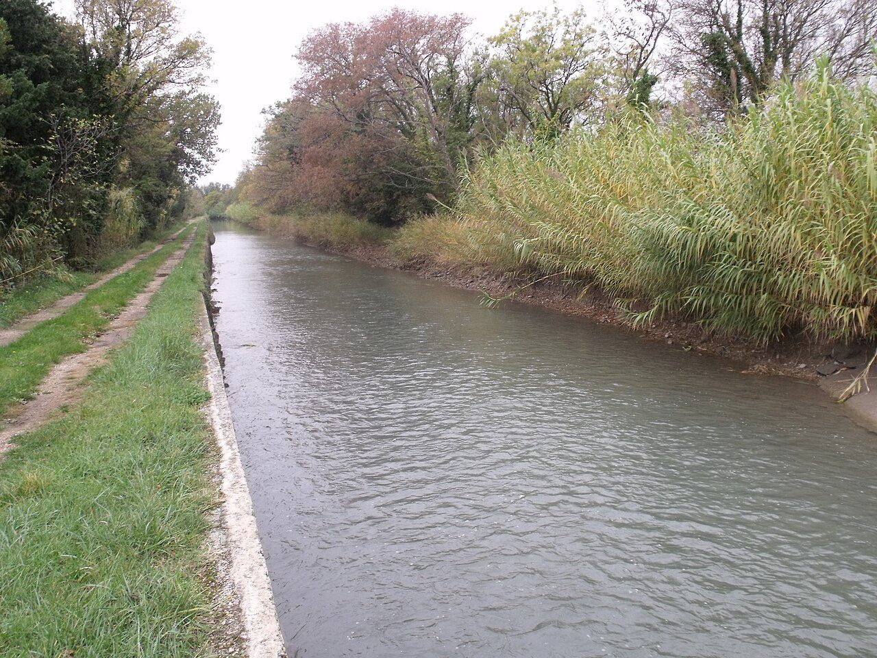 Canal de Craponne à La Roque-d'Anthéron