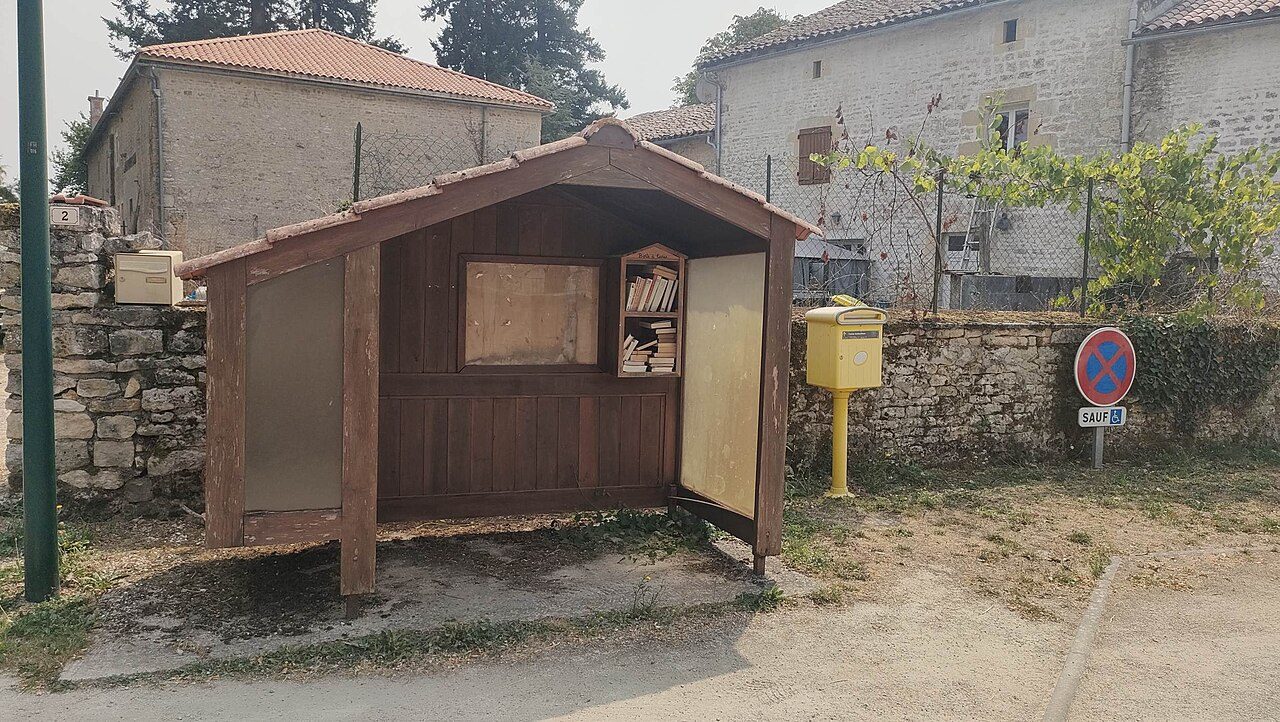 Boîte à livres à La Forêt-de-Tessé