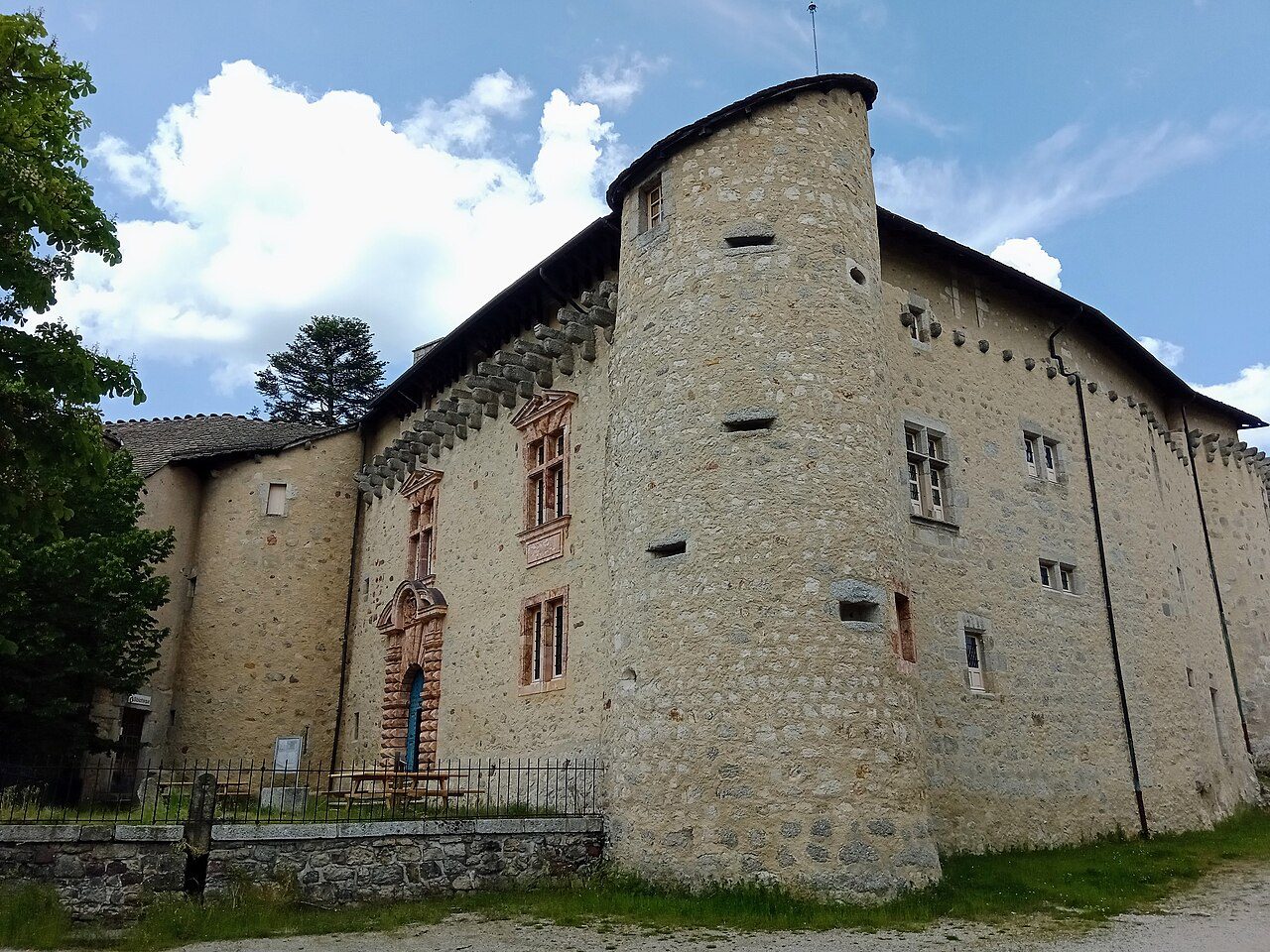 CHATEAU DE SAINT-ALBAN-SUR-LIMAGNOLE à Saint-Alban-sur-Limagnole