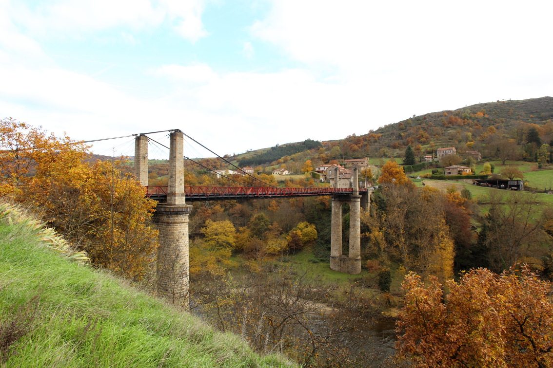 Pont suspendu à Saint-Ilpize