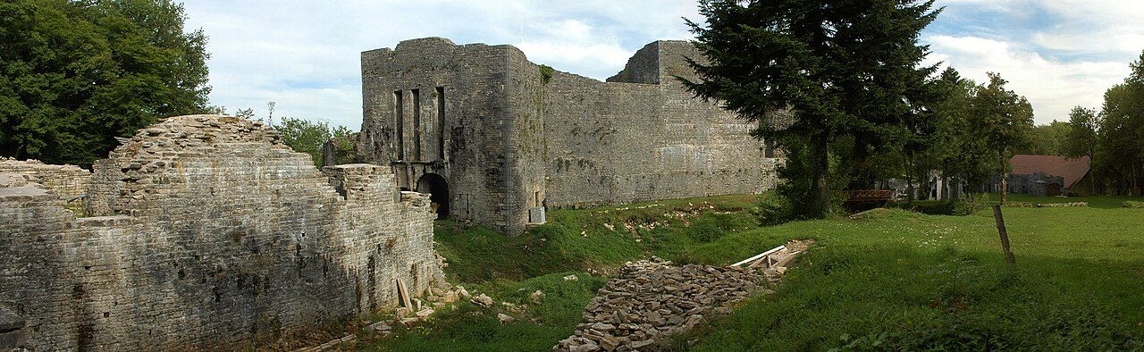 Vestiges du château de Présilly