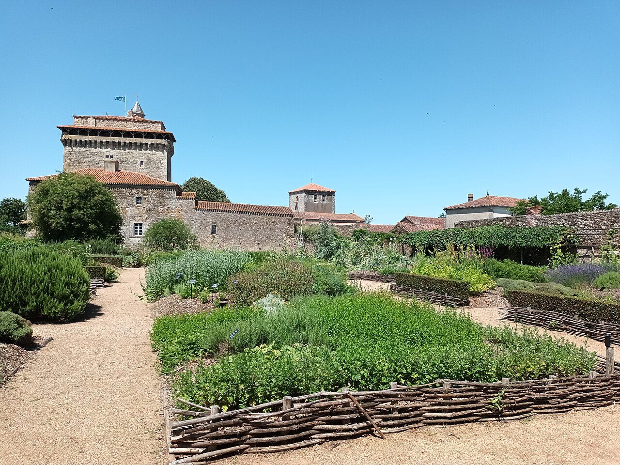 Jardin d'inspiration médiévale à Bazoges-en-Pareds