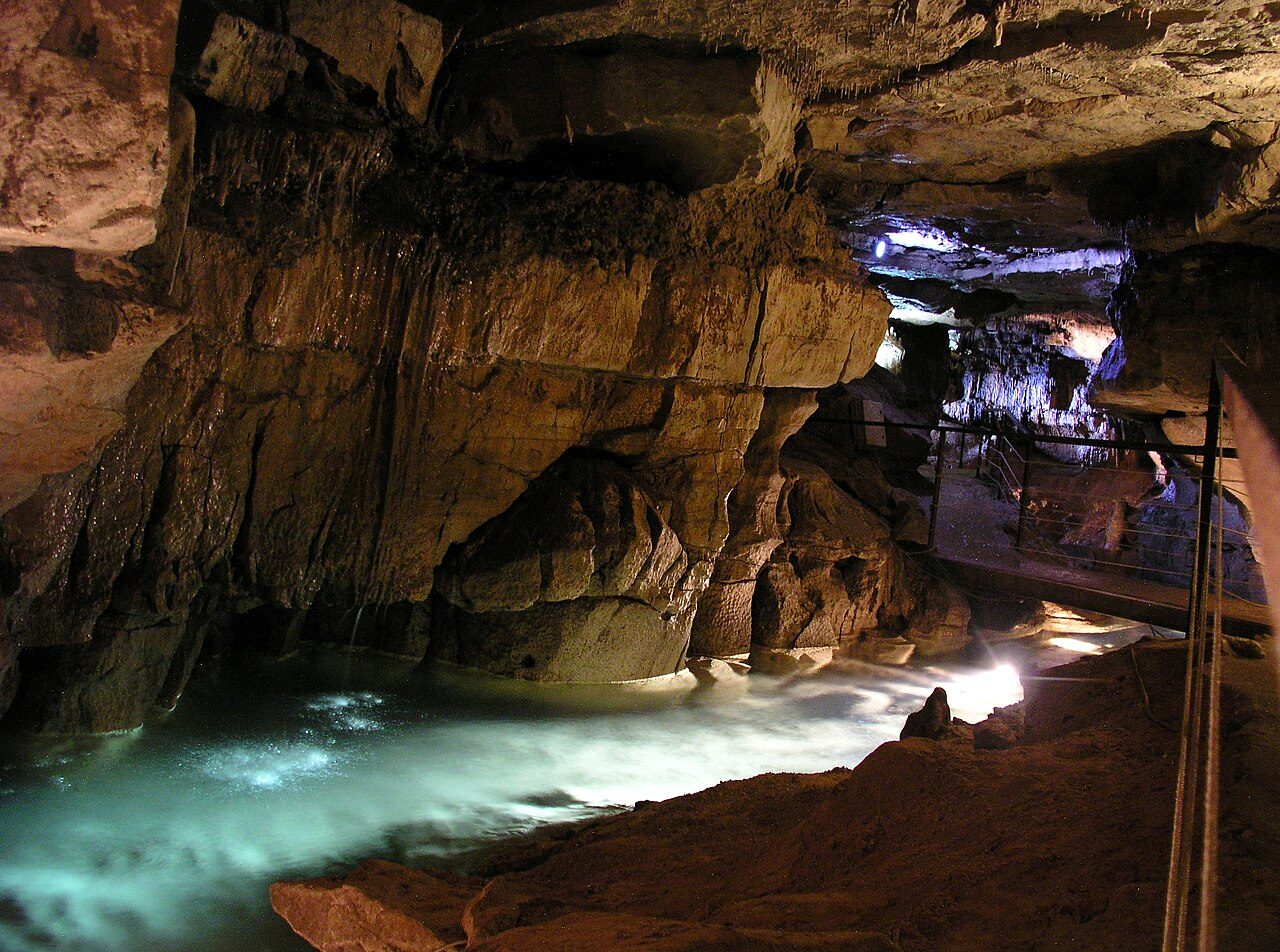 GROTTE DE LABEIL à Lauroux