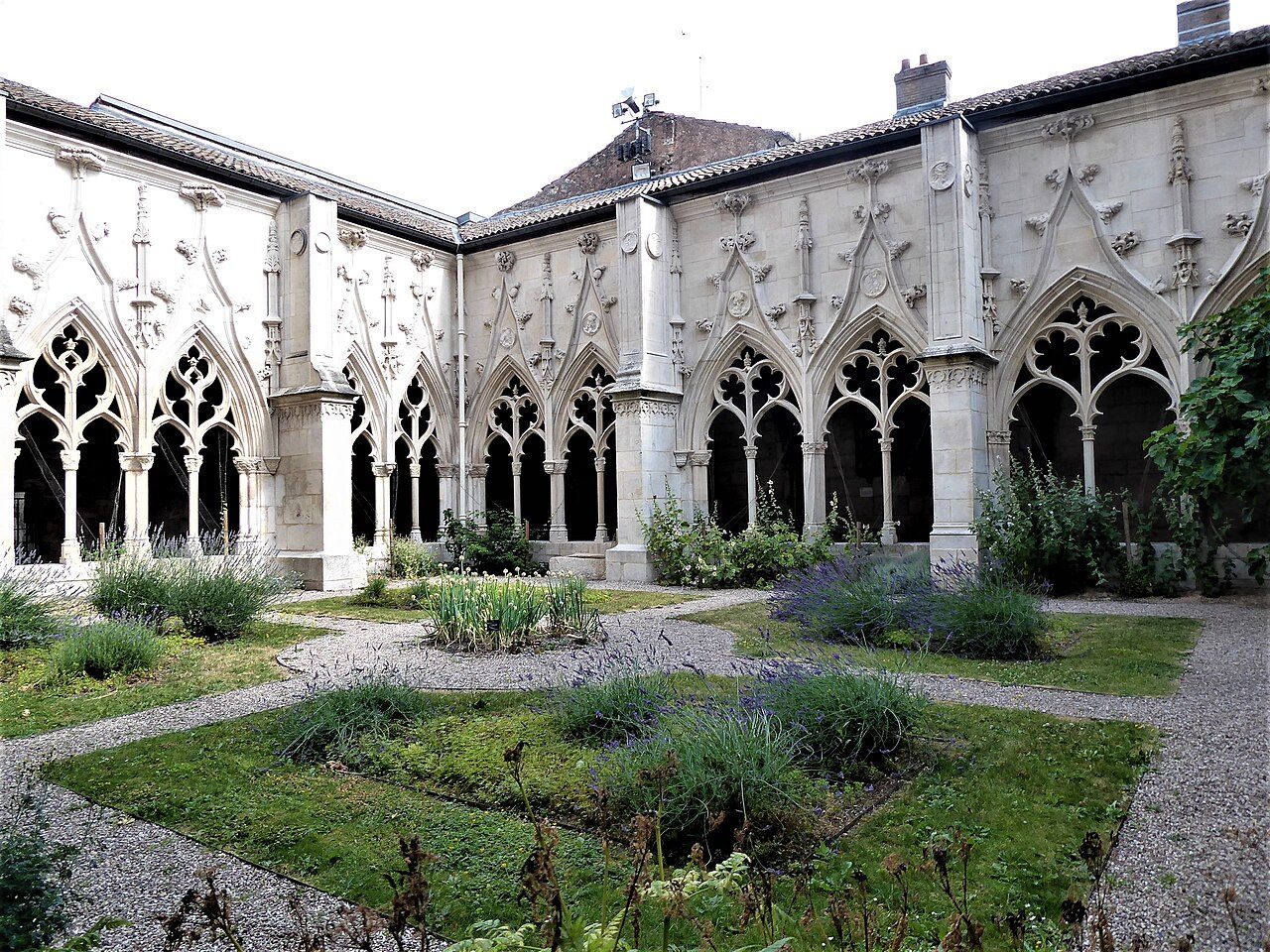 Cloître de la collégiale Saint-Gengoult