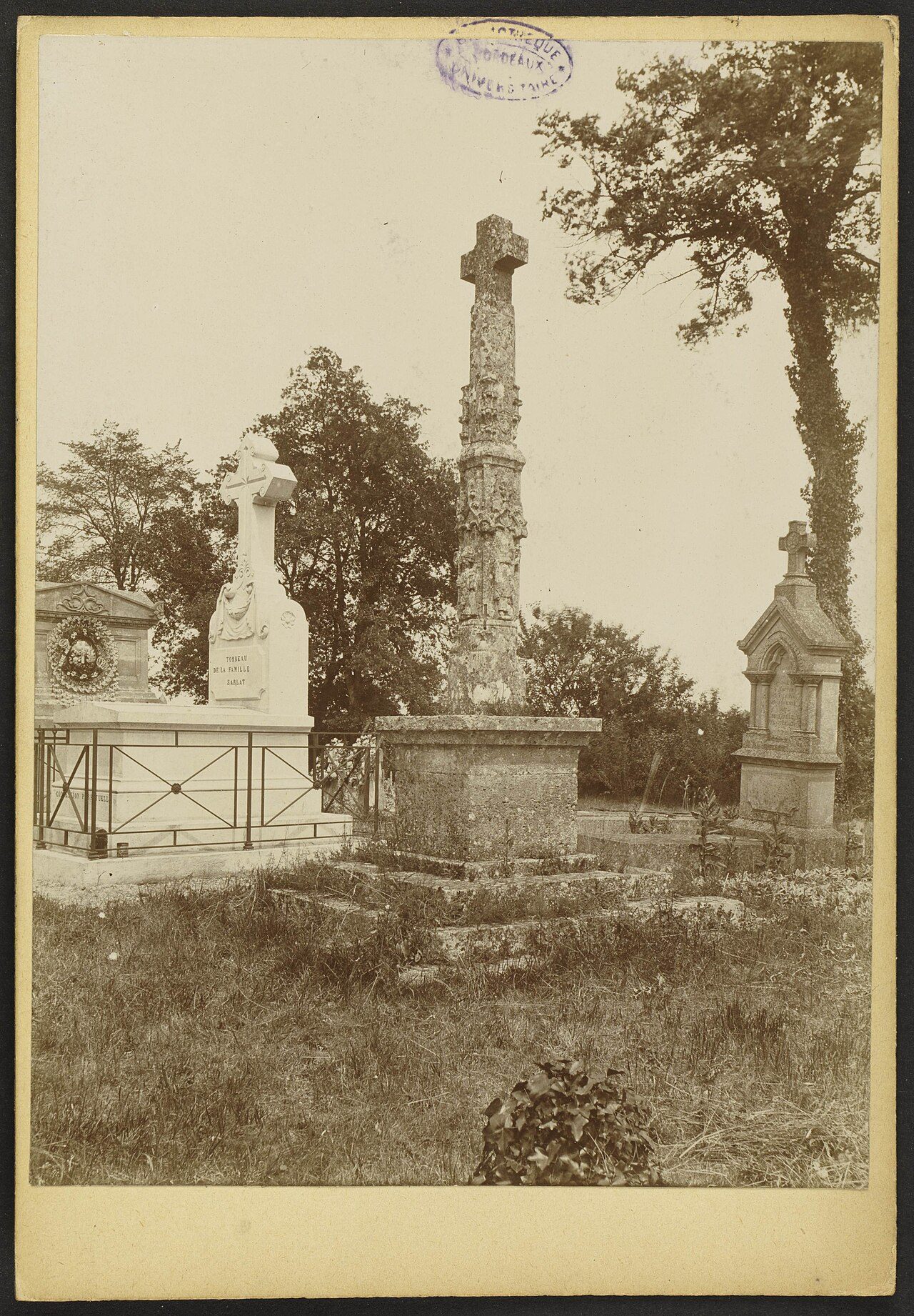 Croix de cimetière de Mauriac à Mauriac