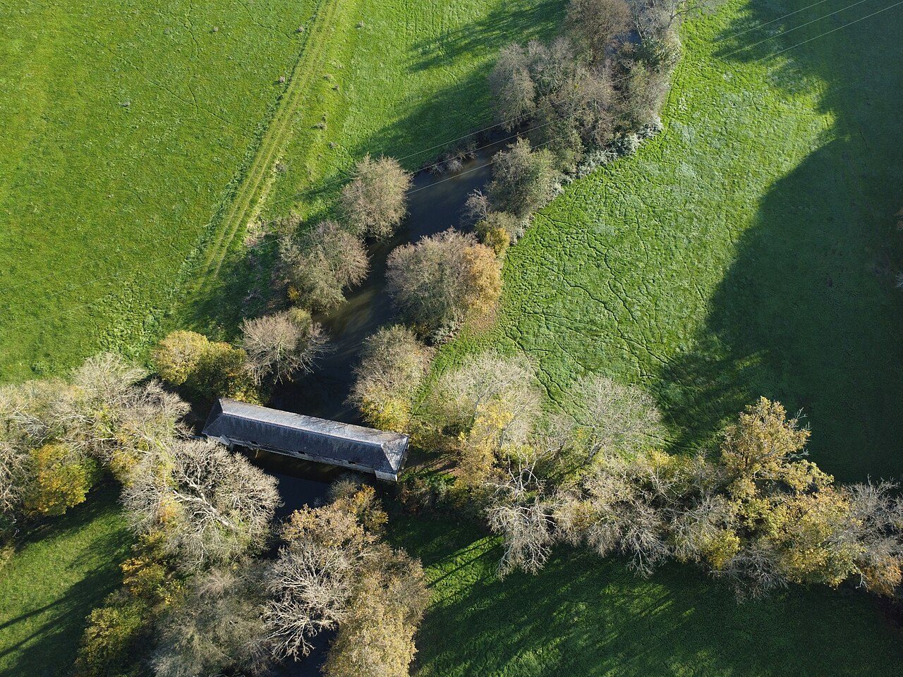 Pont de bois couvert à Le Pont-Chrétien-Chabenet