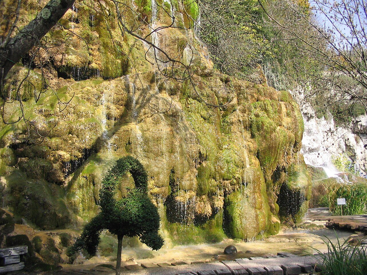 Le Jardin des Fontaines Pétrifiantes à La Sône