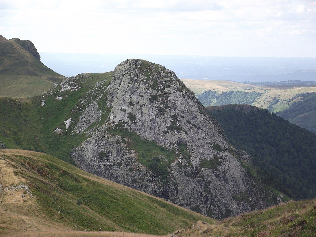 Le site d'escalade du roc d'Hozières à Le Falgoux