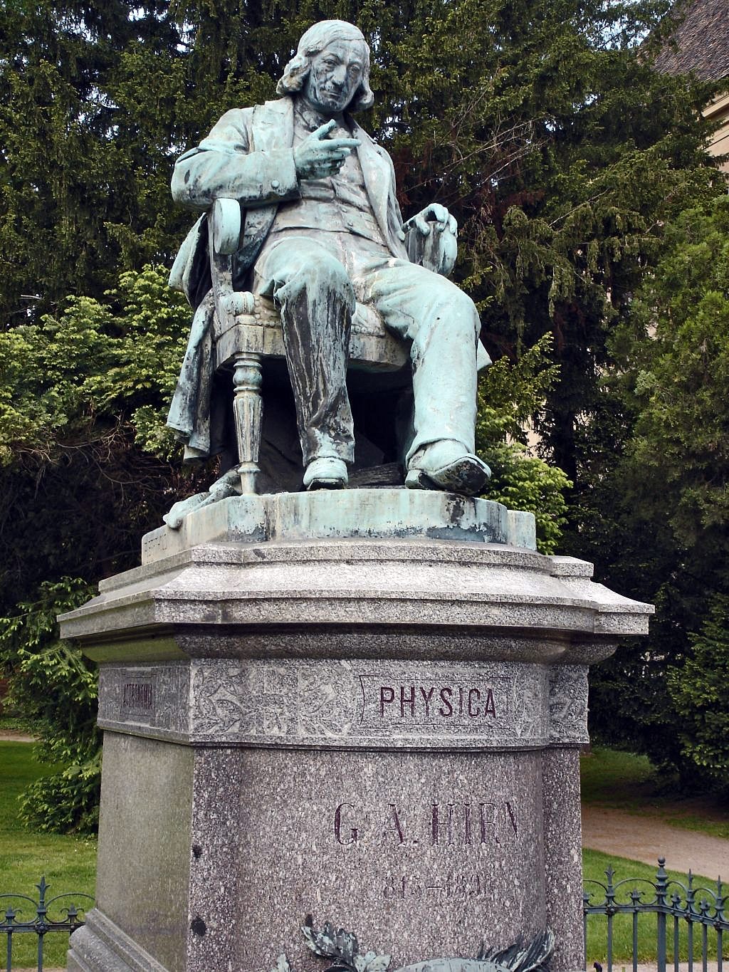 Square Adolphe Hirn