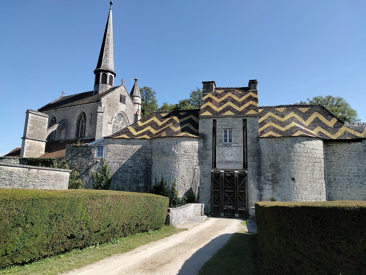 Château et collégiale Saint-Jean à Grancey-le-Château-Neuvelle