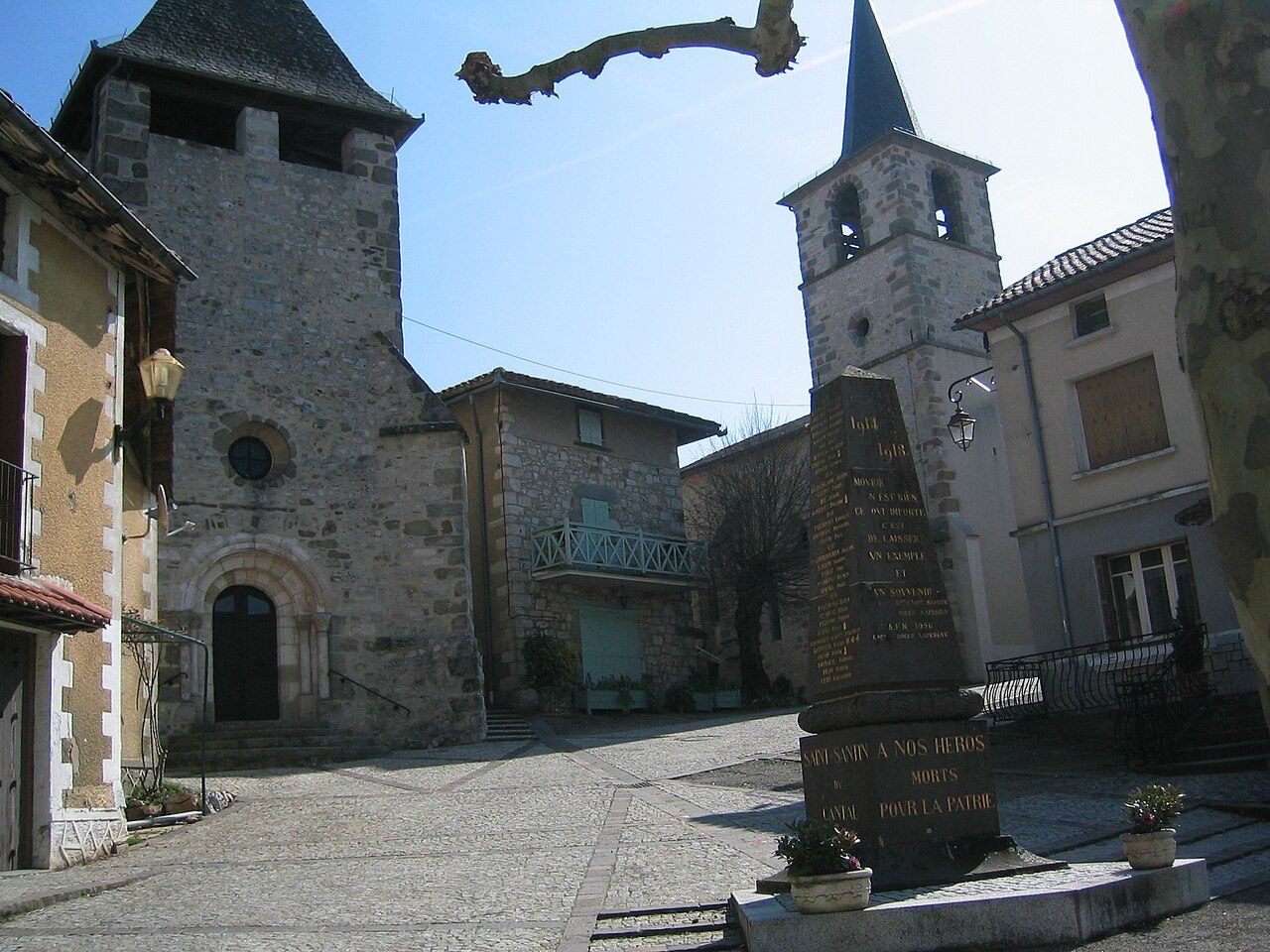 Saint Santin : Le Village double (groupe) à Saint-Santin