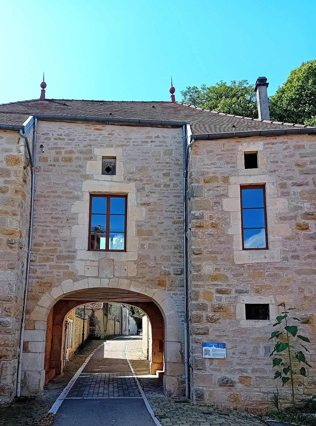 Tour d'Angle et ancien château de Nogent