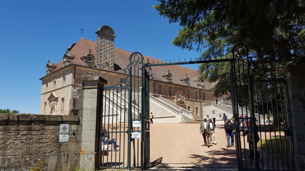 Ecuries du château de Chaumont en Charolais à Saint-Bonnet-de-Joux