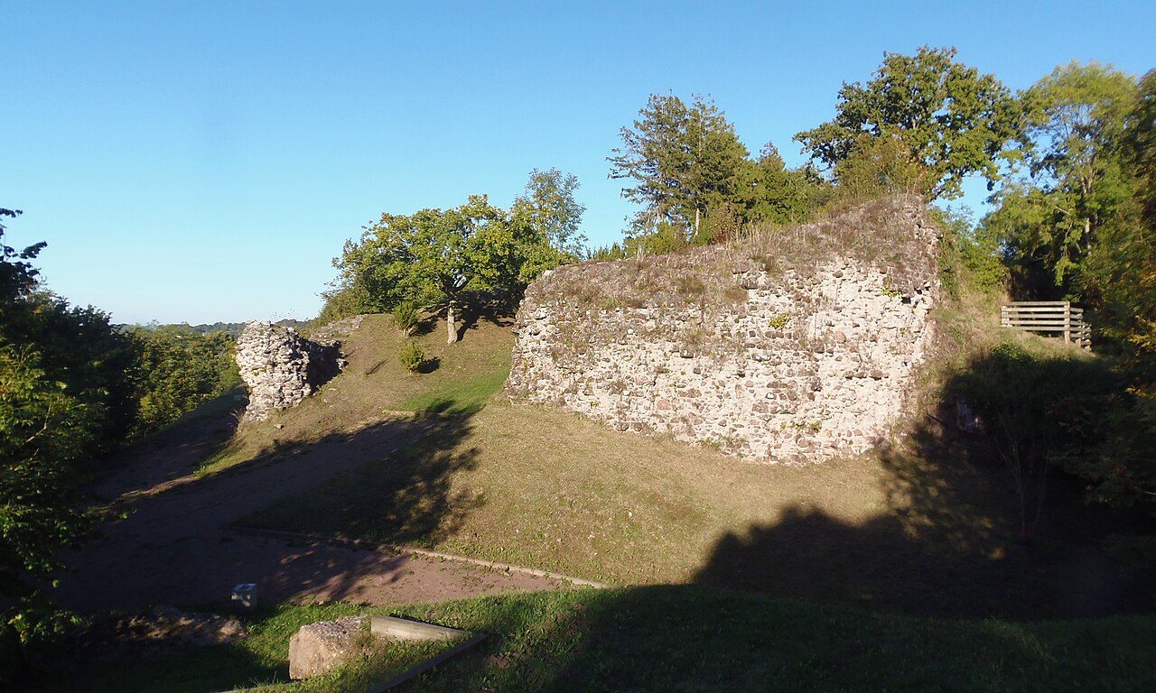 Vestiges du Château Ducal à Gavray-sur-Sienne