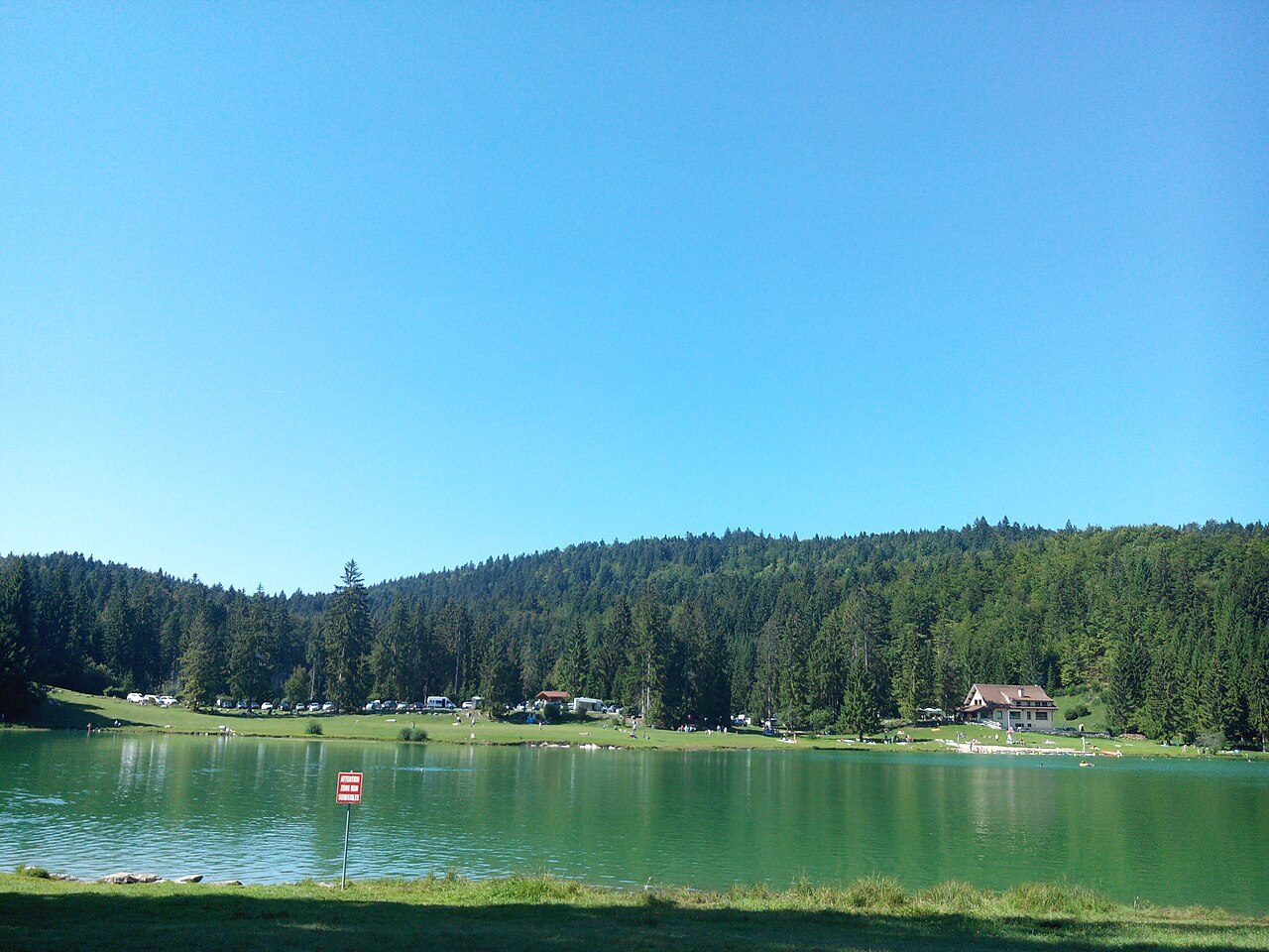 Baignade au lac Genin à Charix